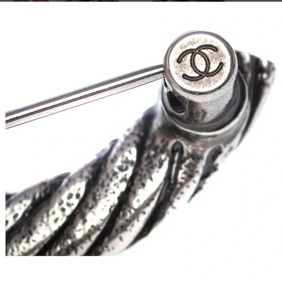 Brand new CHANEL Silver CC Brooch - Picture 6 of 8